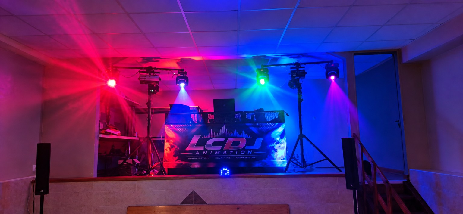 Installation LCDJ avec éclairages rouge et bleu, lyres et sonorisation